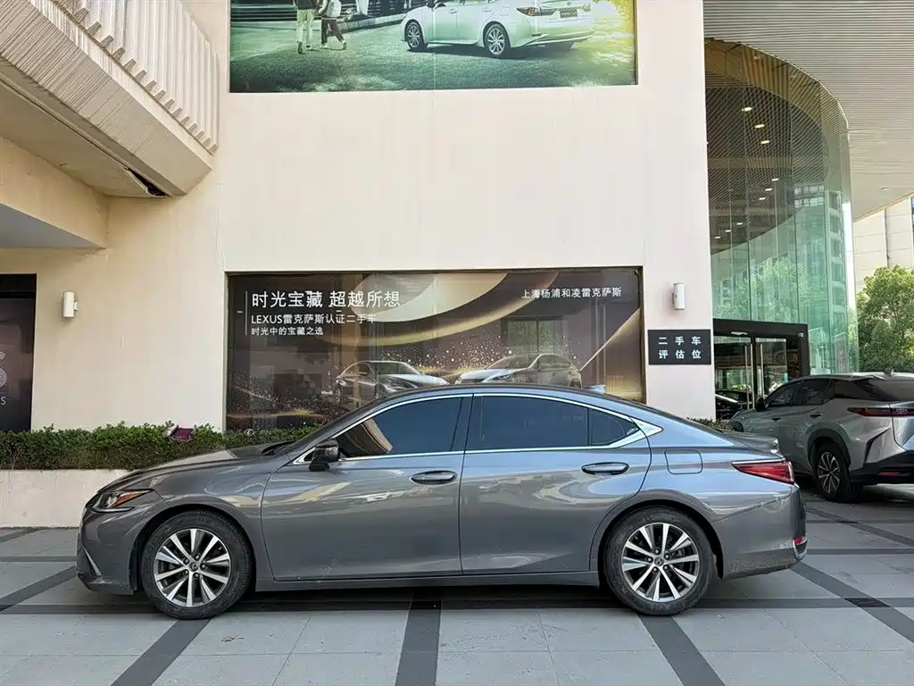 Lexus ES 2020