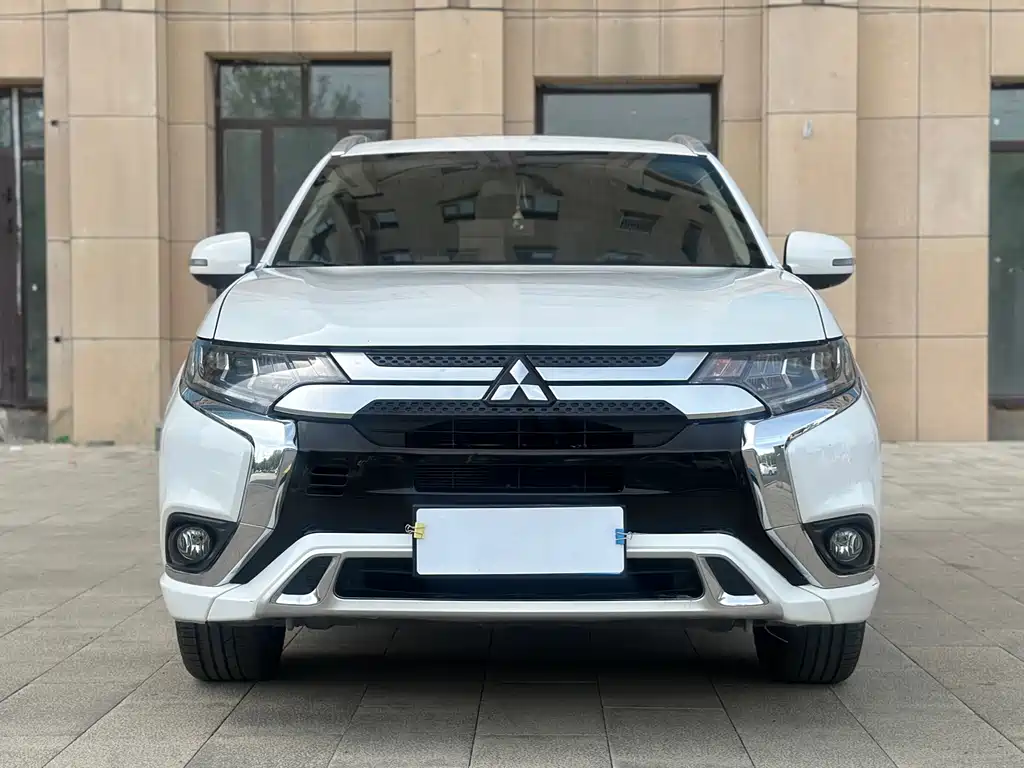 Mitsubishi Outlander 2022 — фото 2