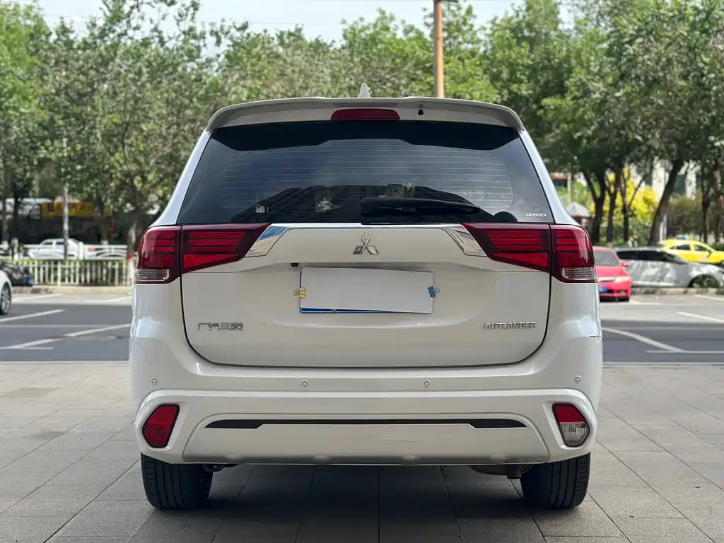 Mitsubishi Outlander 2022 — фото 13