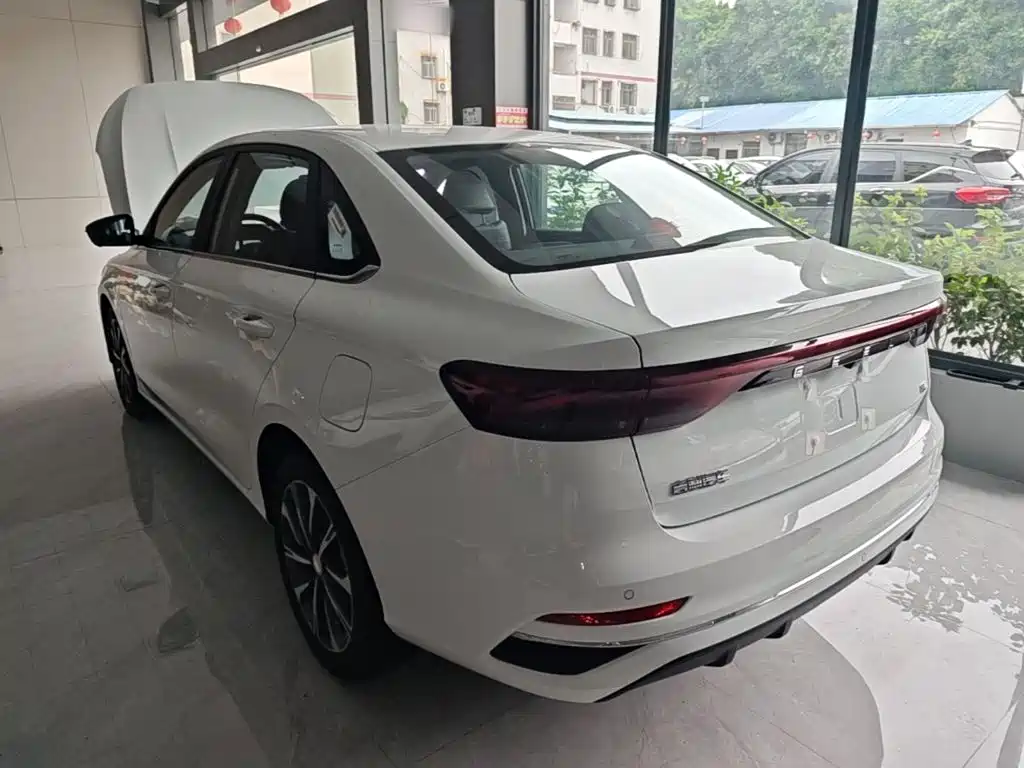 Geely Emgrand 2026
