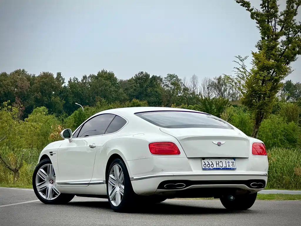 Bentley Continental 2017 — фото 16