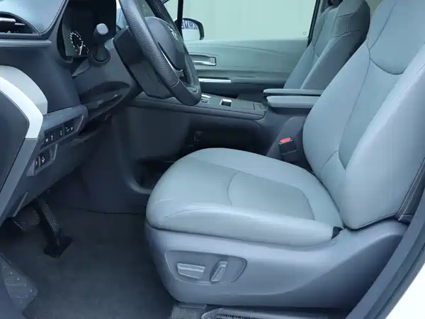 Toyota Granvia 2023