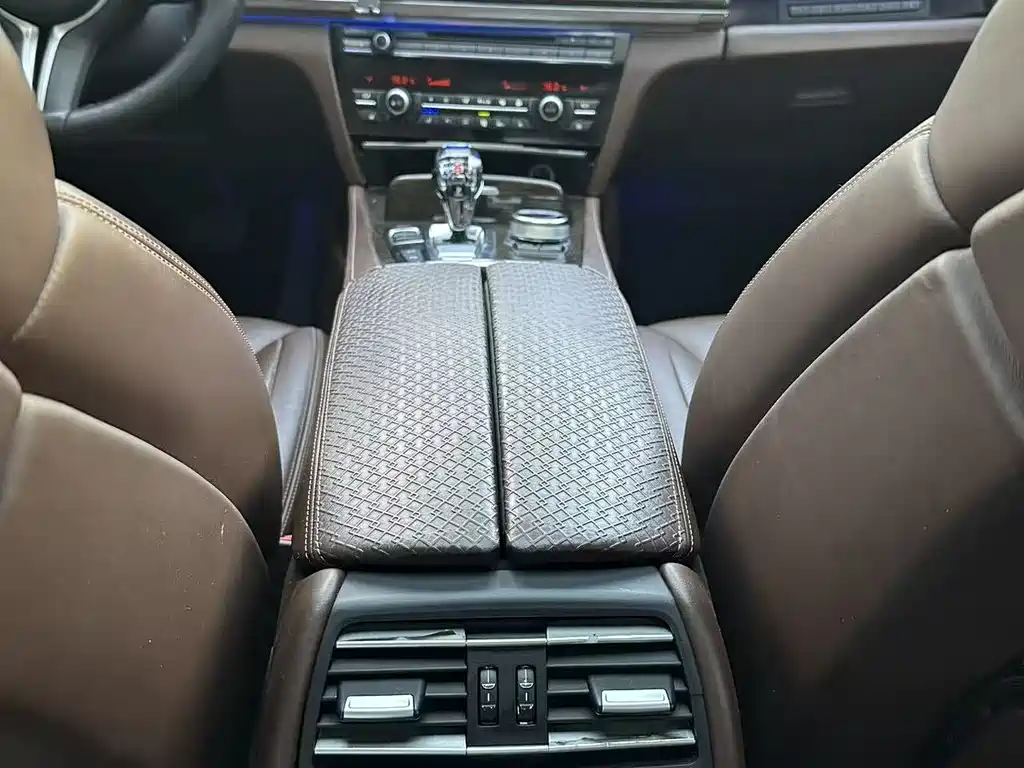 BMW 7 Series 2011 — фото 17