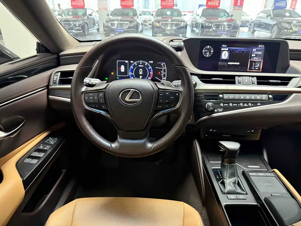 Lexus ES 2018 — фото 9