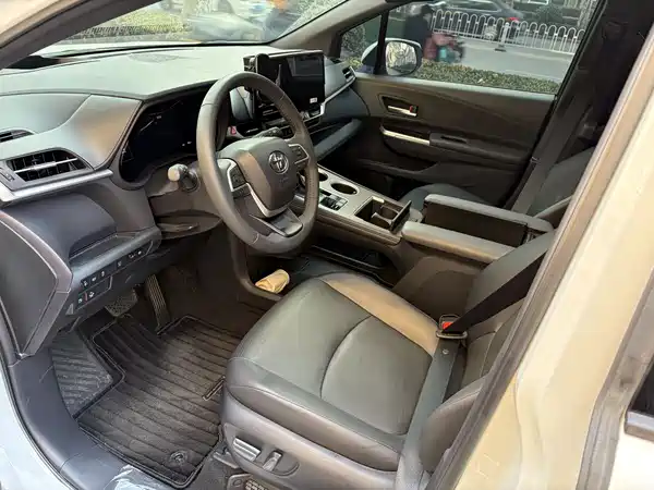 Toyota Granvia 2024
