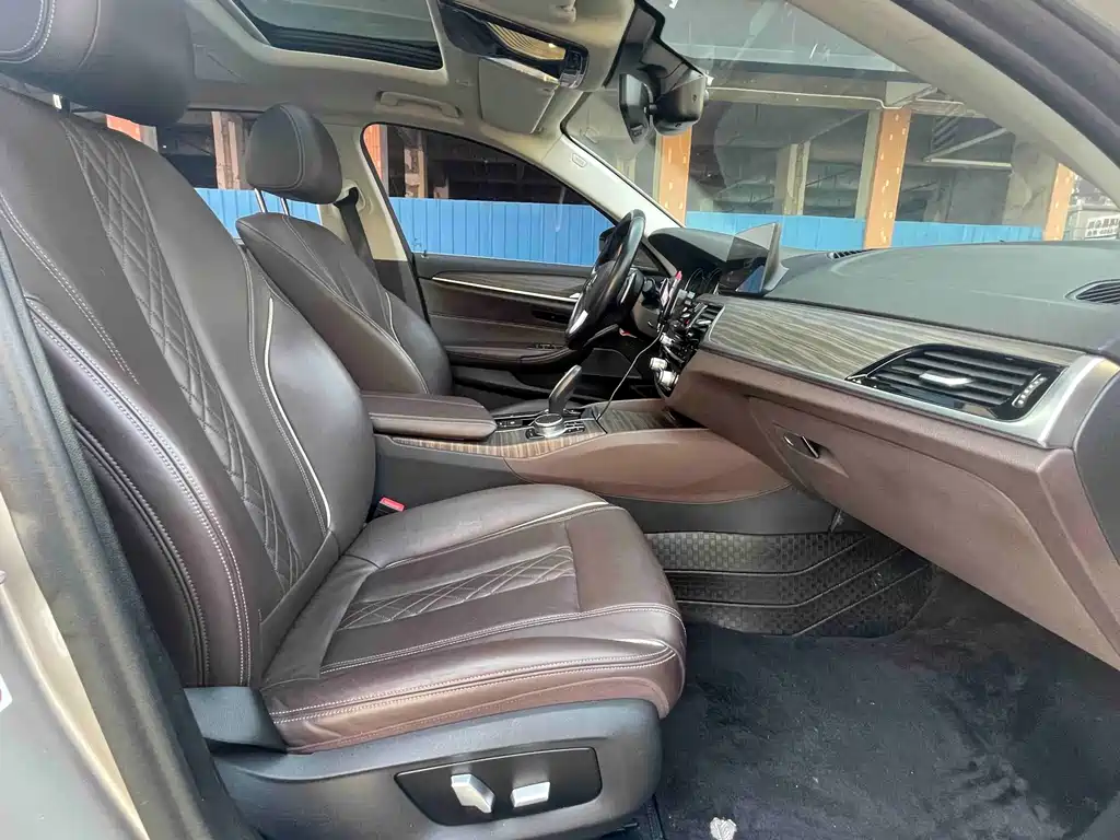 BMW 5 Series 2018 — фото 10