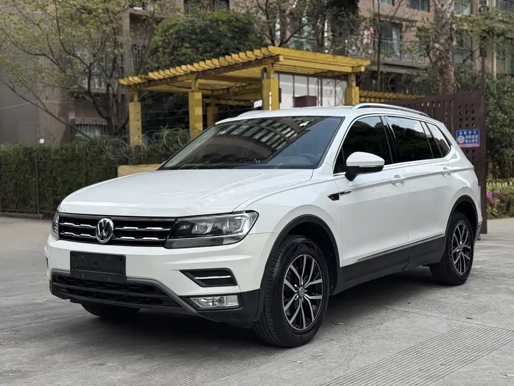 Volkswagen Tiguan L 2018 — фото 1