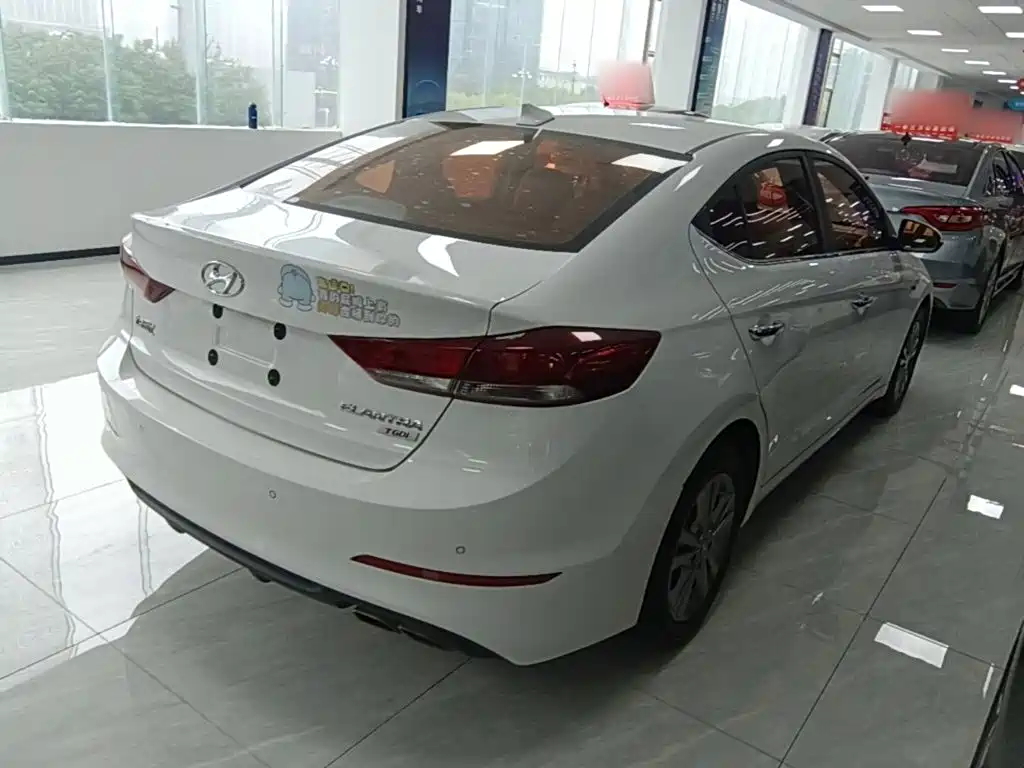Hyundai Elantra 2018 — фото 7