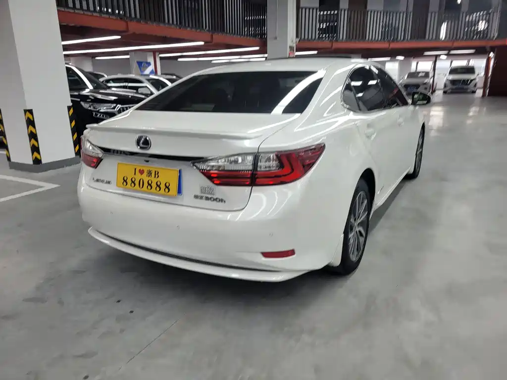 Lexus ES 2018 — фото 11