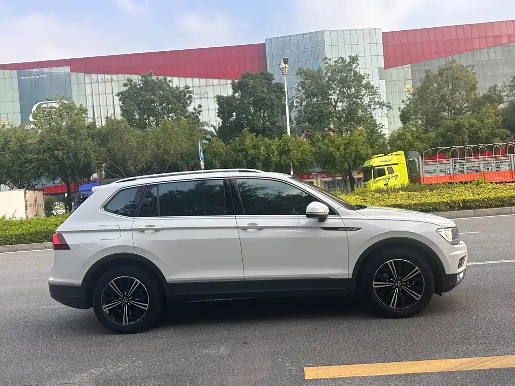 Volkswagen Tiguan L 2021 — фото 15