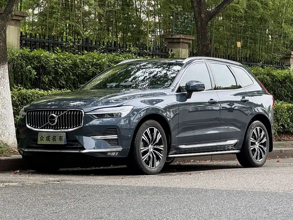 Volvo XC60 2022 — фото 1