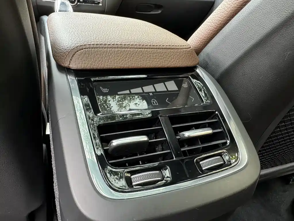 Volvo XC60 2022 — фото 15