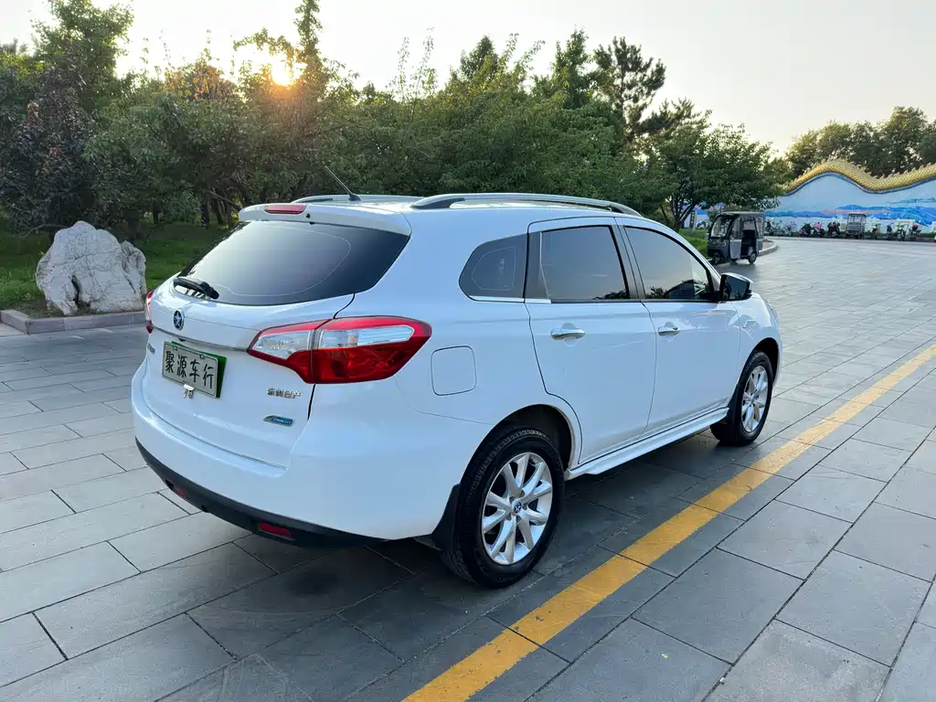 Venucia T70 2015