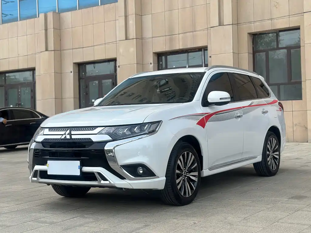 Mitsubishi Outlander 2022 — фото 1