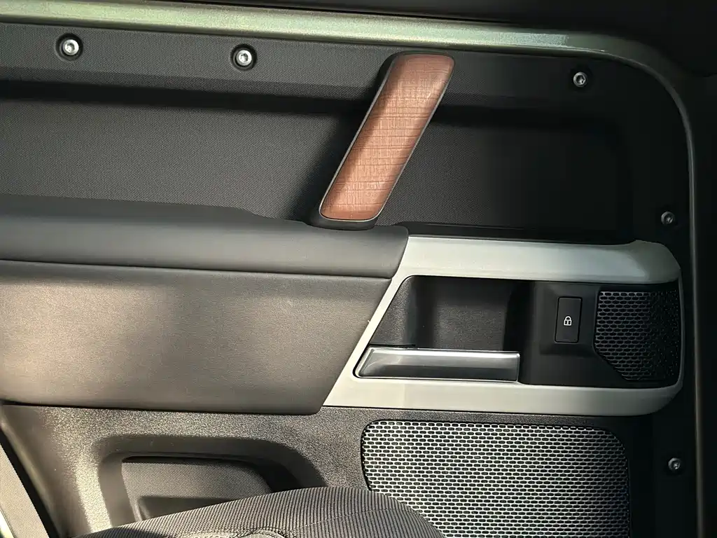 Land Rover Defender 2022 — фото 27