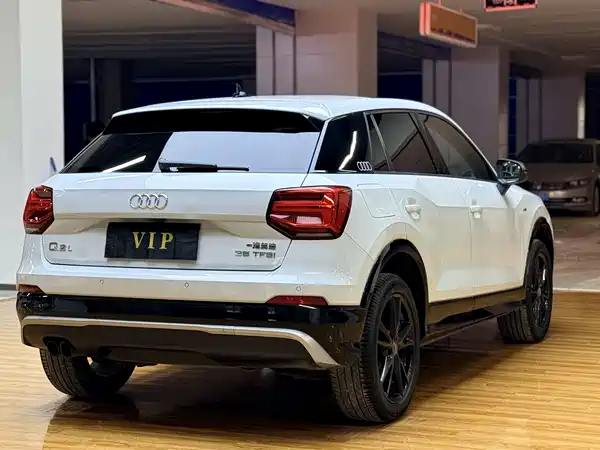 Audi Q2L 2019