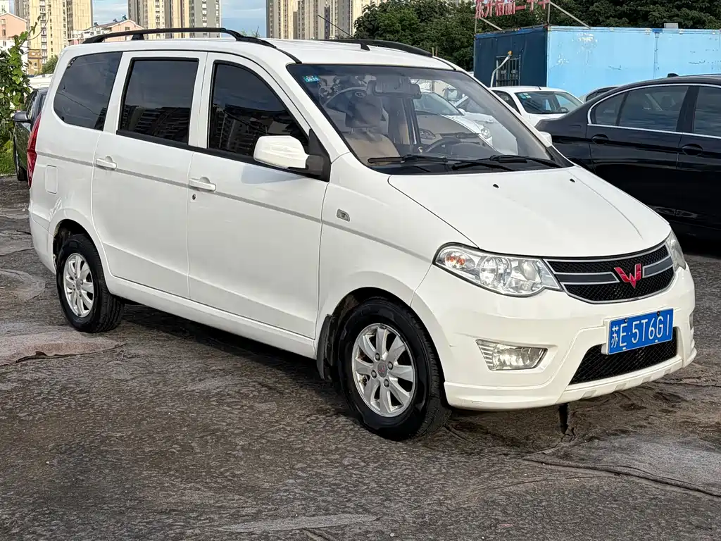 Wuling Hongguang 2015