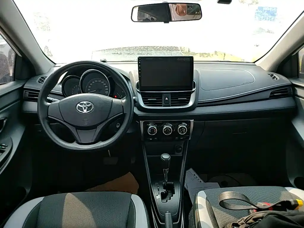 Toyota Yaris L 2020 — фото 10