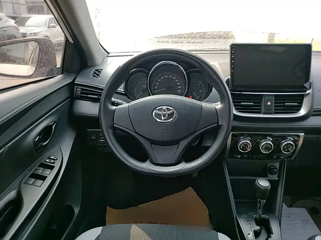 Toyota Yaris L 2020 — фото 11