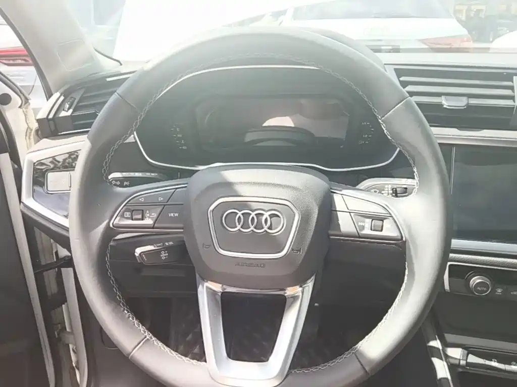 Audi Q3 2023 — фото 11