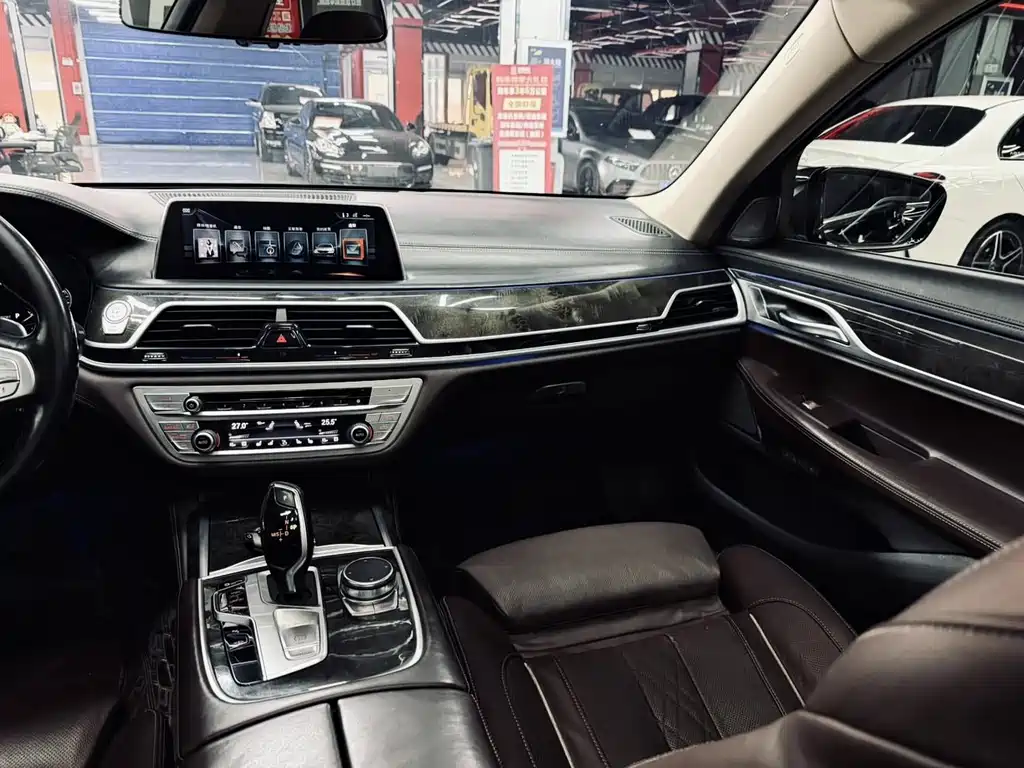 BMW 7 Series 2016 — фото 11
