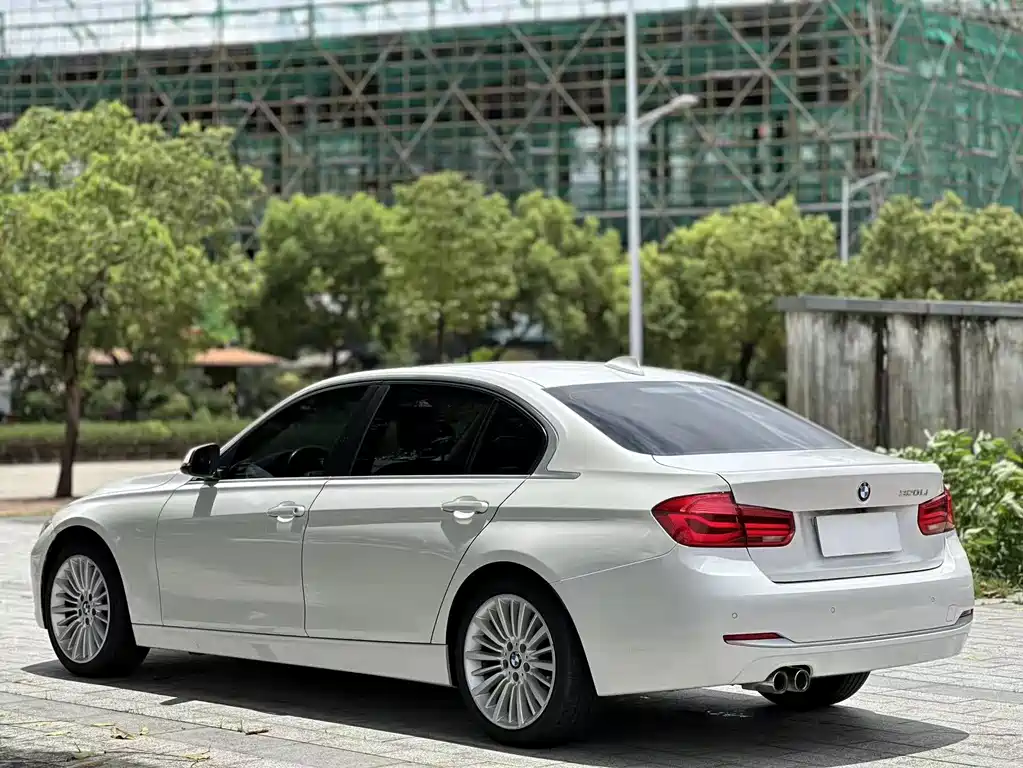BMW 3 Series 2018 — фото 7