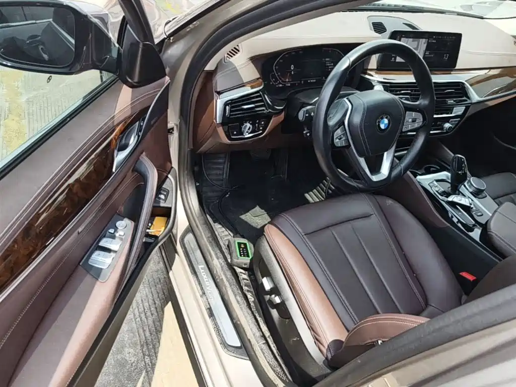 BMW 5 Series 2020 — фото 16