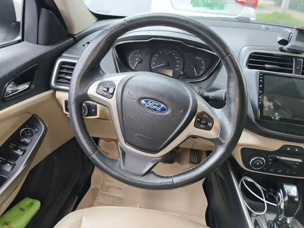 Ford Escort 2015 — фото 11
