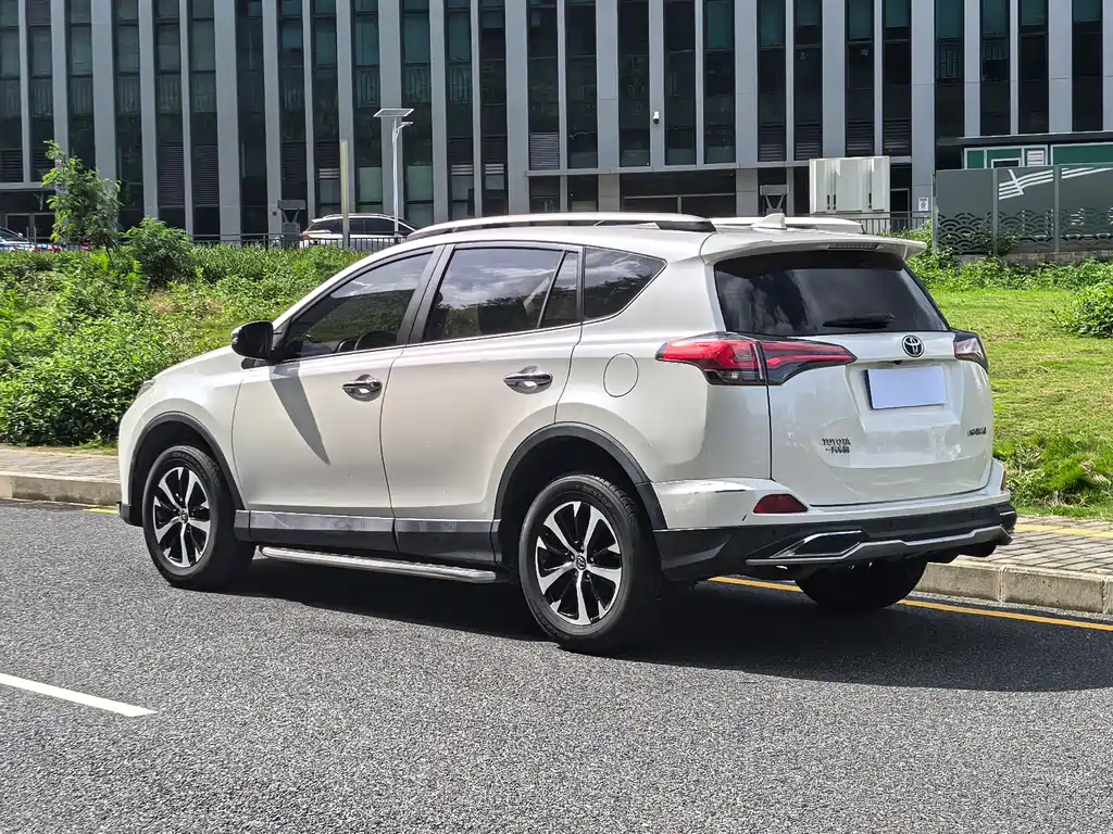 Toyota RAV4 2017 — фото 16