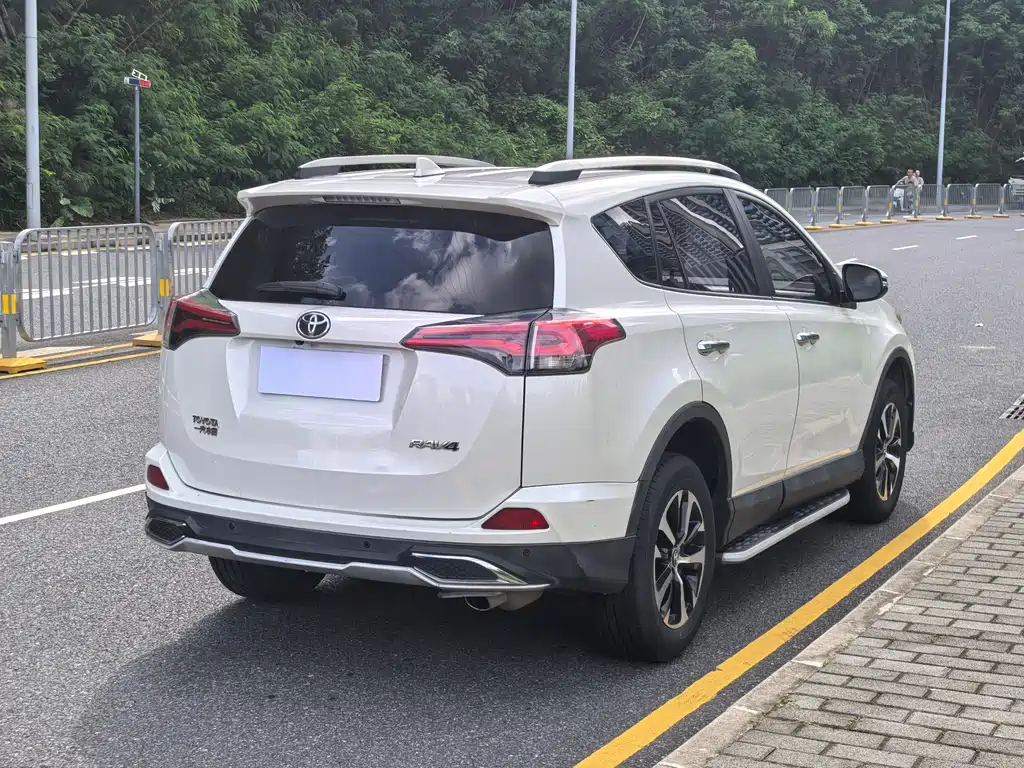 Toyota RAV4 2017 — фото 21