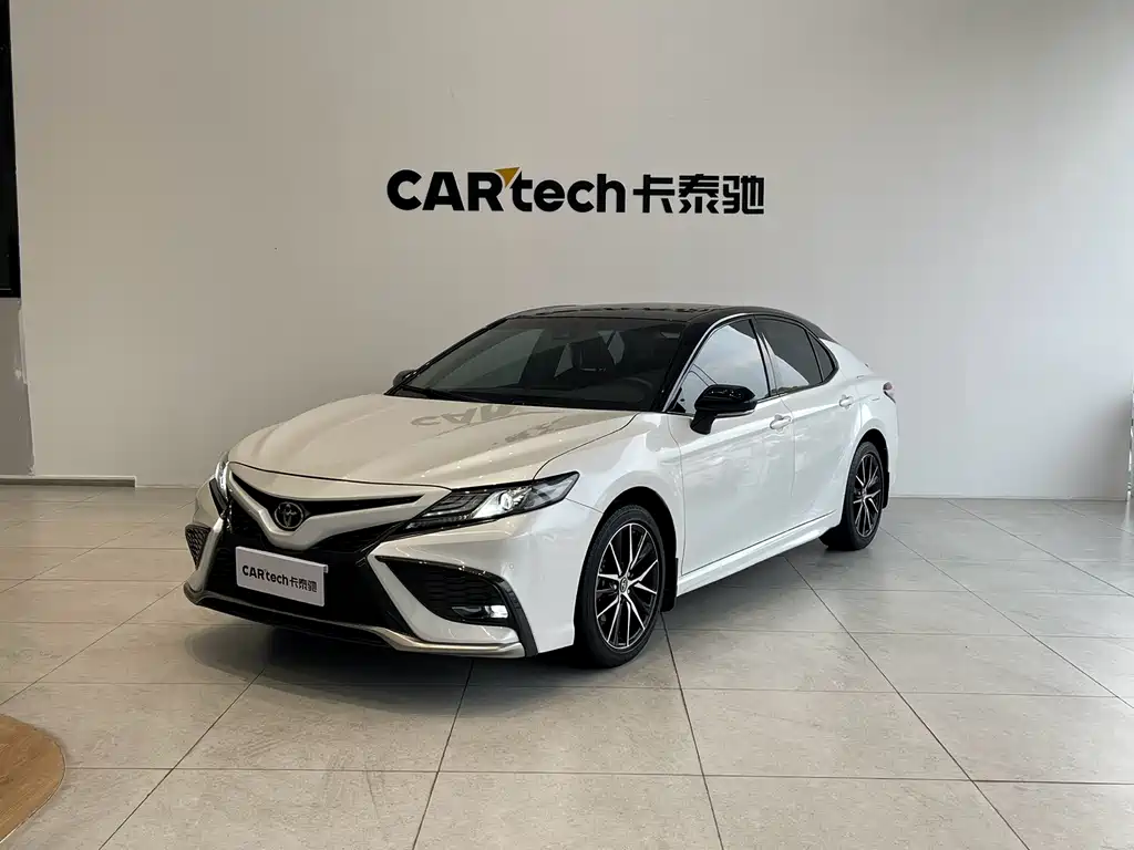 Toyota Camry 2023 — фото 1