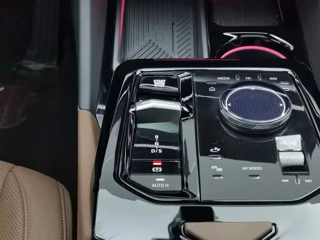 BMW 5 Series 2025 — фото 13