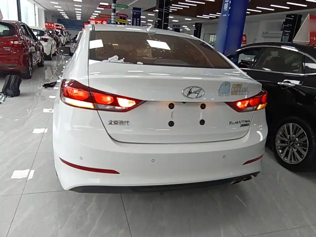 Hyundai Elantra 2018 — фото 6