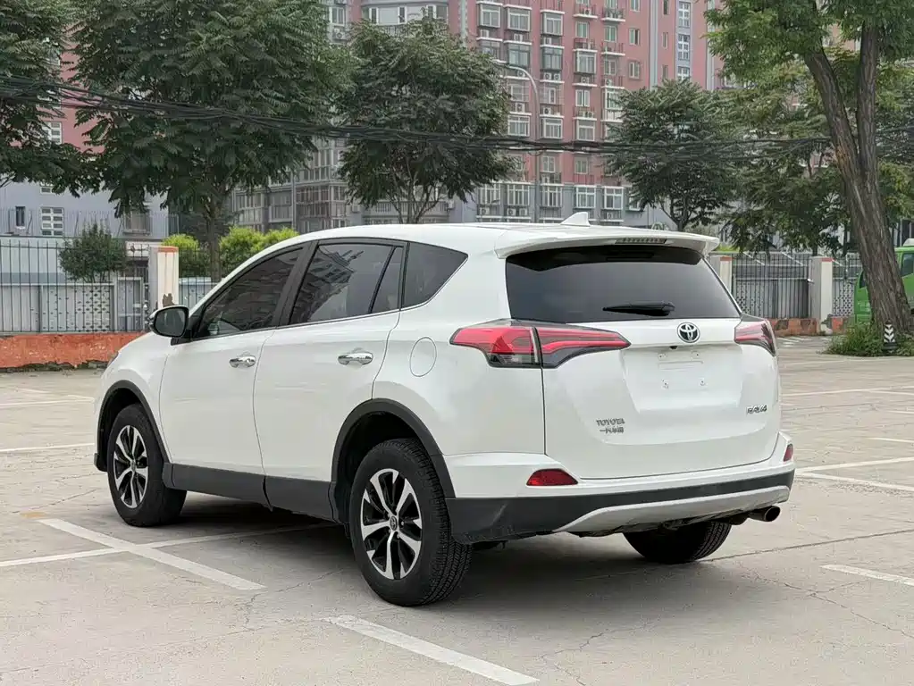 Toyota RAV4 2018 — фото 4
