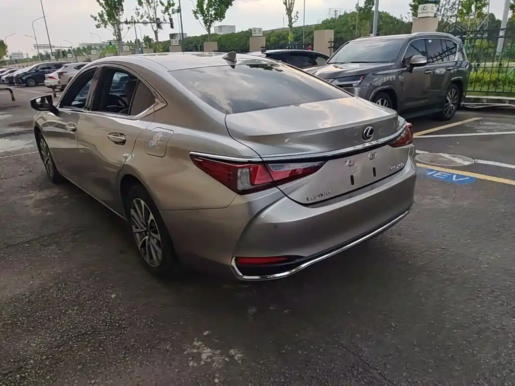 Lexus ES 2024