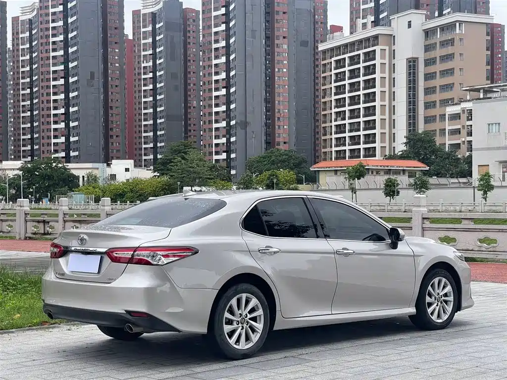 Toyota Camry 2023 — фото 7