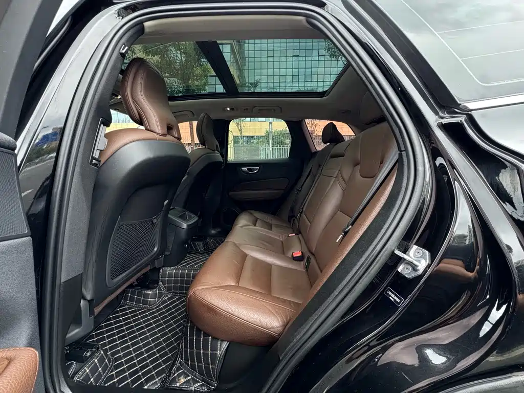 Volvo XC60 2019 — фото 15