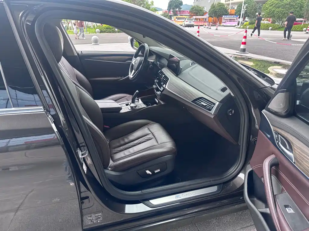 BMW 5 Series New Energy 2019 — фото 14