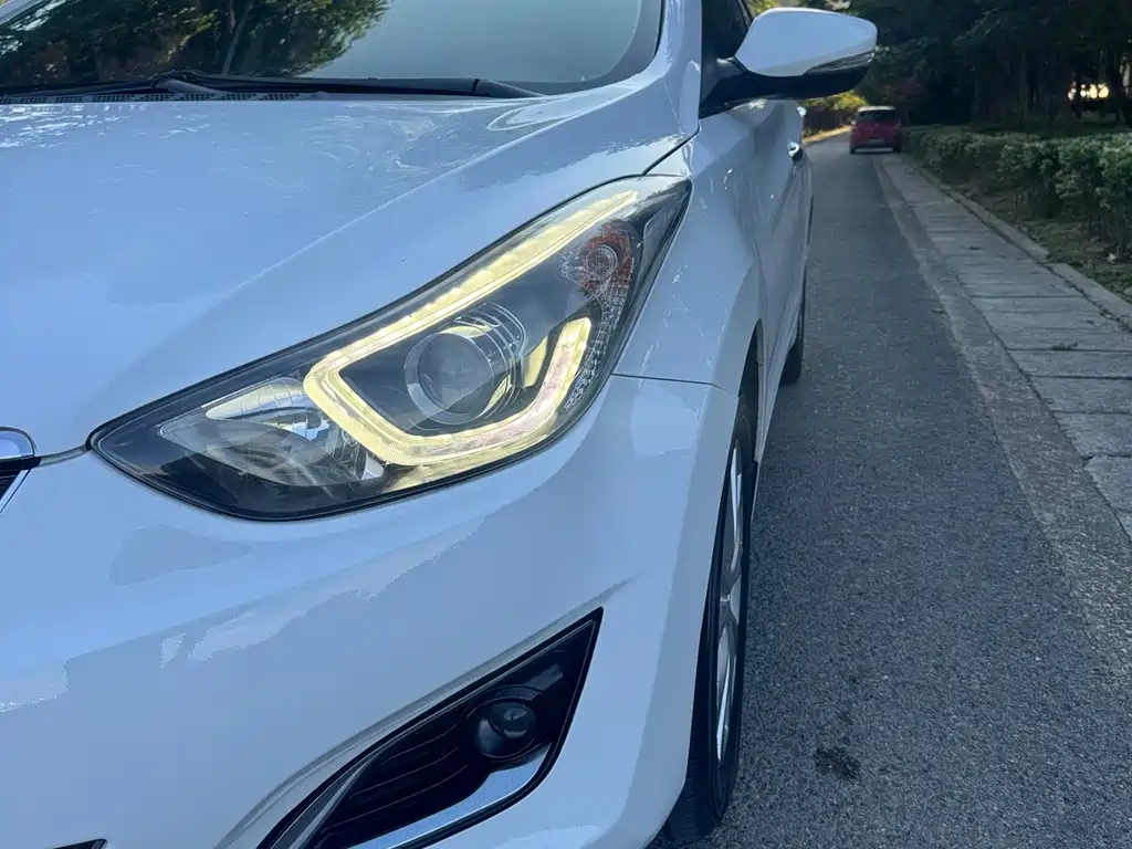 Hyundai Elantra 2016 — фото 8