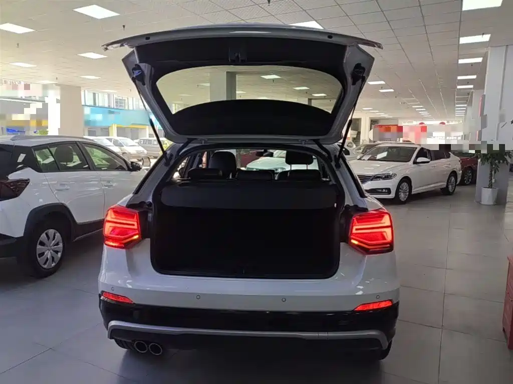 Audi Q2L 2021 — фото 19