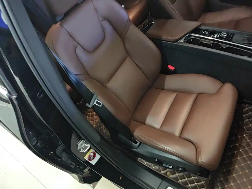 Volvo XC60 2018 — фото 25