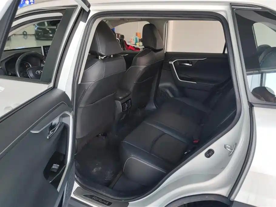Toyota RAV4 2021 — фото 11