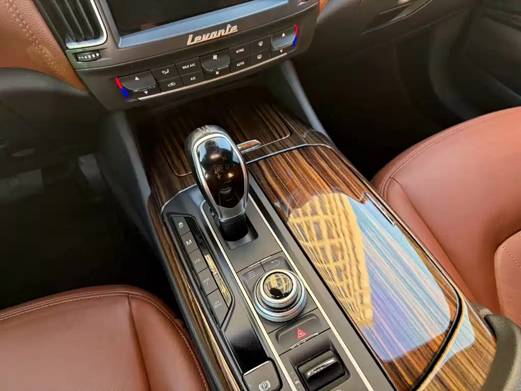 Maserati Levante 2018 — фото 12