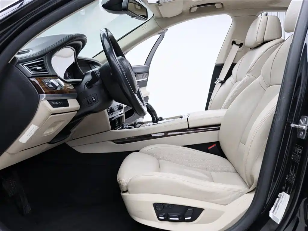 BMW 7 Series 2012 — фото 2