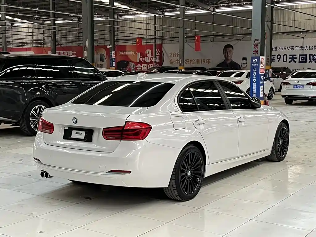 BMW 3 Series 2018 — фото 16