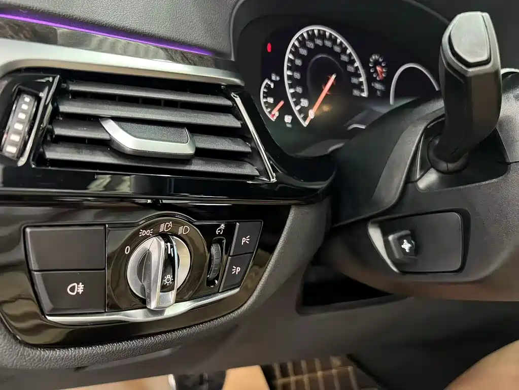 BMW 5 Series 2019 — фото 16