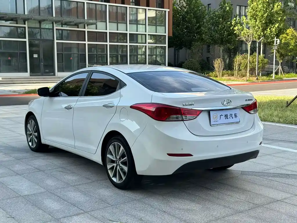 Hyundai Elantra 2015 — фото 9