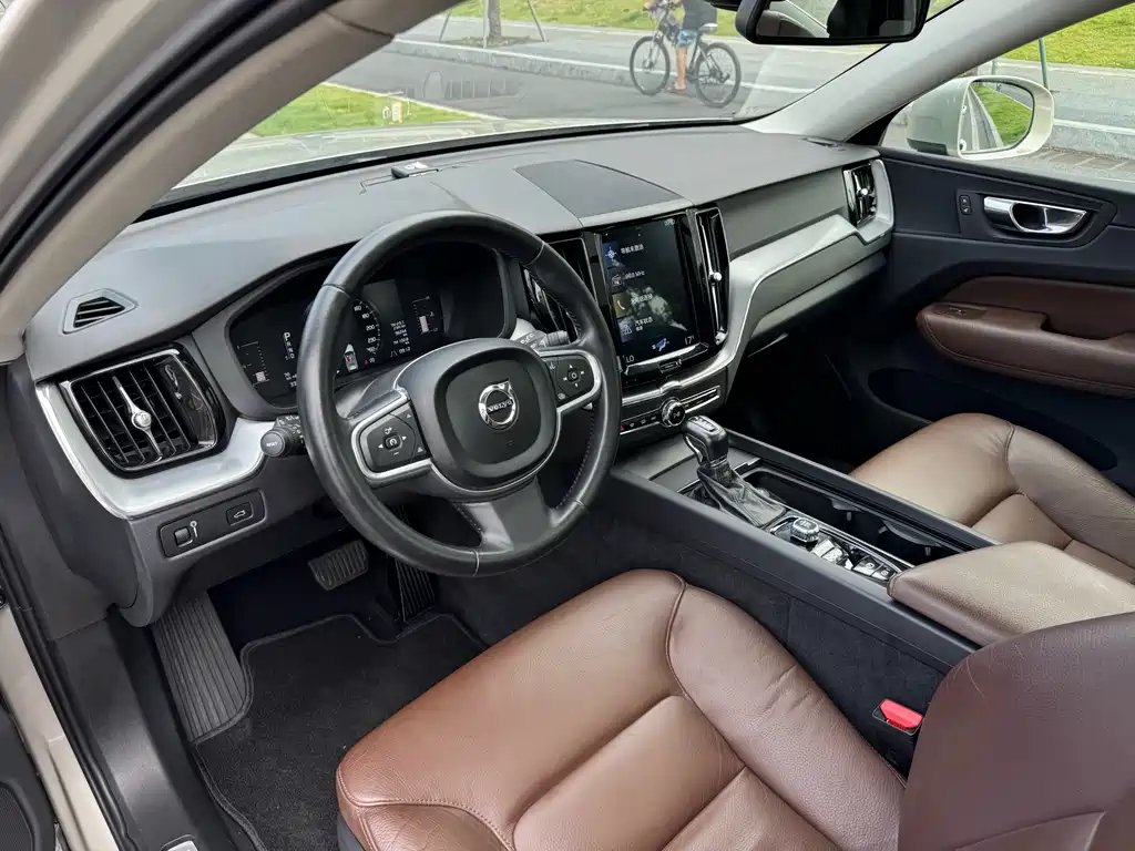 Volvo XC60 2018 — фото 4