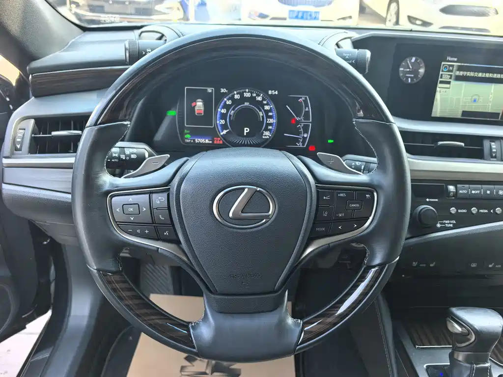 Lexus ES 2018 — фото 9
