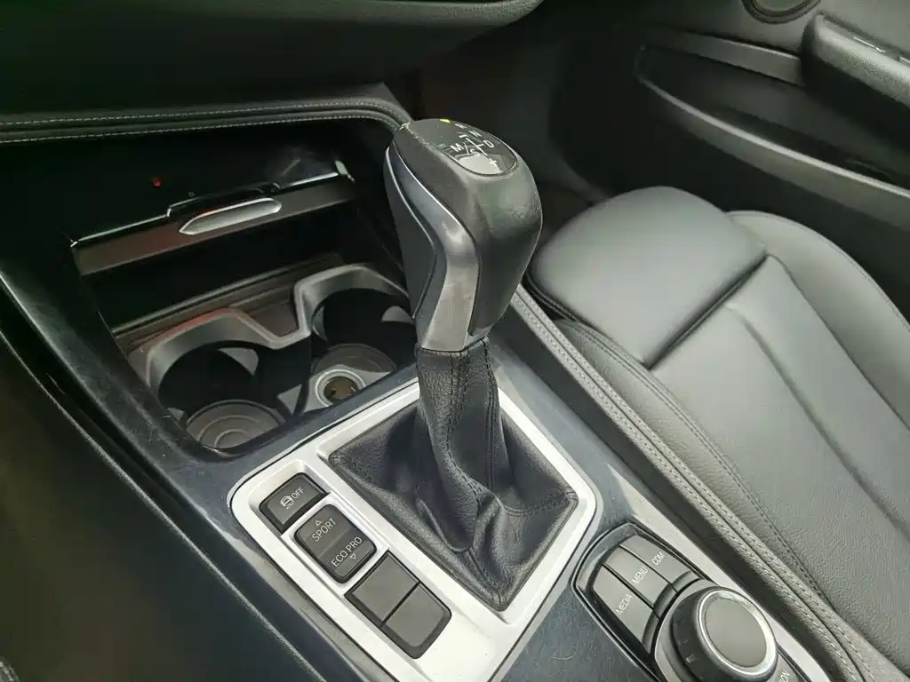 BMW 1 Series 2019 — фото 13